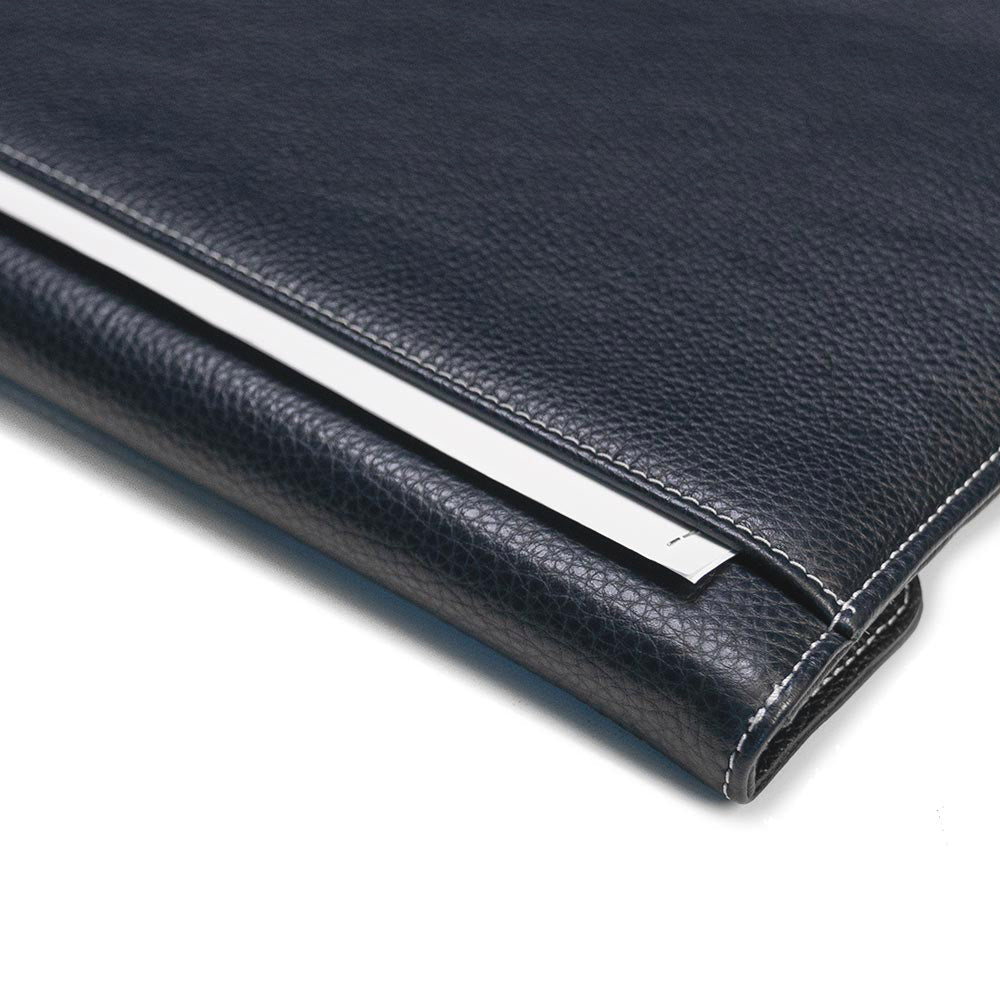 PurePrivacy FASHION 15,7" Abschirmtasche in Navyblau mit Silbernaht - Italienisches Strukturleder